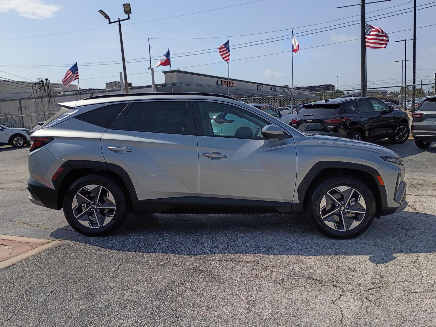 2025 Silver /Black Hyundai Tucson SEL (5NMJB3DE3SH) with an 2.5L L4 DOHC 16V engine, 8A transmission, located at 1842 Wirt Road, Houston, TX, 77055, (713) 973-3903, 29.805330, -95.484787 - Photo#5