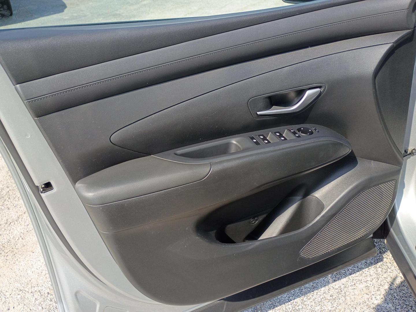 2025 Silver /Black Hyundai Tucson SEL (5NMJB3DE3SH) with an 2.5L L4 DOHC 16V engine, 8A transmission, located at 1842 Wirt Road, Houston, TX, 77055, (713) 973-3903, 29.805330, -95.484787 - Photo#9