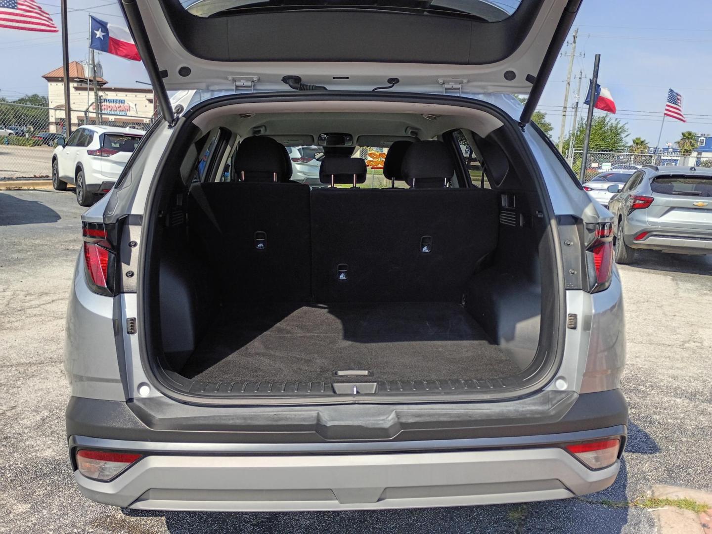 2025 Silver /Black Hyundai Tucson SEL (5NMJB3DE3SH) with an 2.5L L4 DOHC 16V engine, 8A transmission, located at 1842 Wirt Road, Houston, TX, 77055, (713) 973-3903, 29.805330, -95.484787 - Photo#18