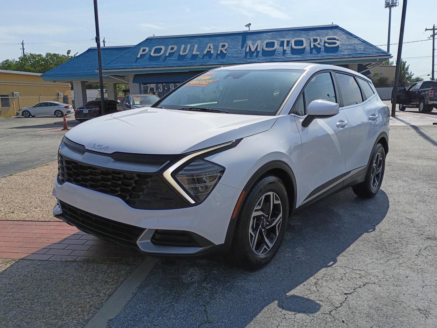 2025 White /Black Kia Sportage LX (5XYK23DF5SG) with an 2.5L V6 DOHC 24V engine, 8A transmission, located at 1842 Wirt Road, Houston, TX, 77055, (713) 973-3903, 29.805330, -95.484787 - Photo#0