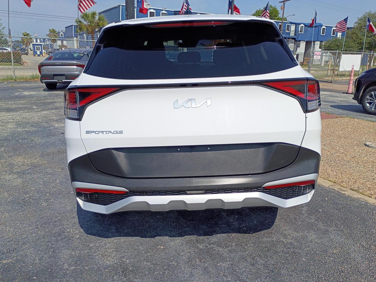 2025 White /Black Kia Sportage LX (5XYK23DF5SG) with an 2.5L V6 DOHC 24V engine, 8A transmission, located at 1842 Wirt Road, Houston, TX, 77055, (713) 973-3903, 29.805330, -95.484787 - Photo#3