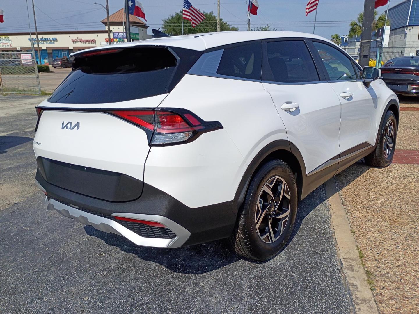 2025 White /Black Kia Sportage LX (5XYK23DF5SG) with an 2.5L V6 DOHC 24V engine, 8A transmission, located at 1842 Wirt Road, Houston, TX, 77055, (713) 973-3903, 29.805330, -95.484787 - Photo#4