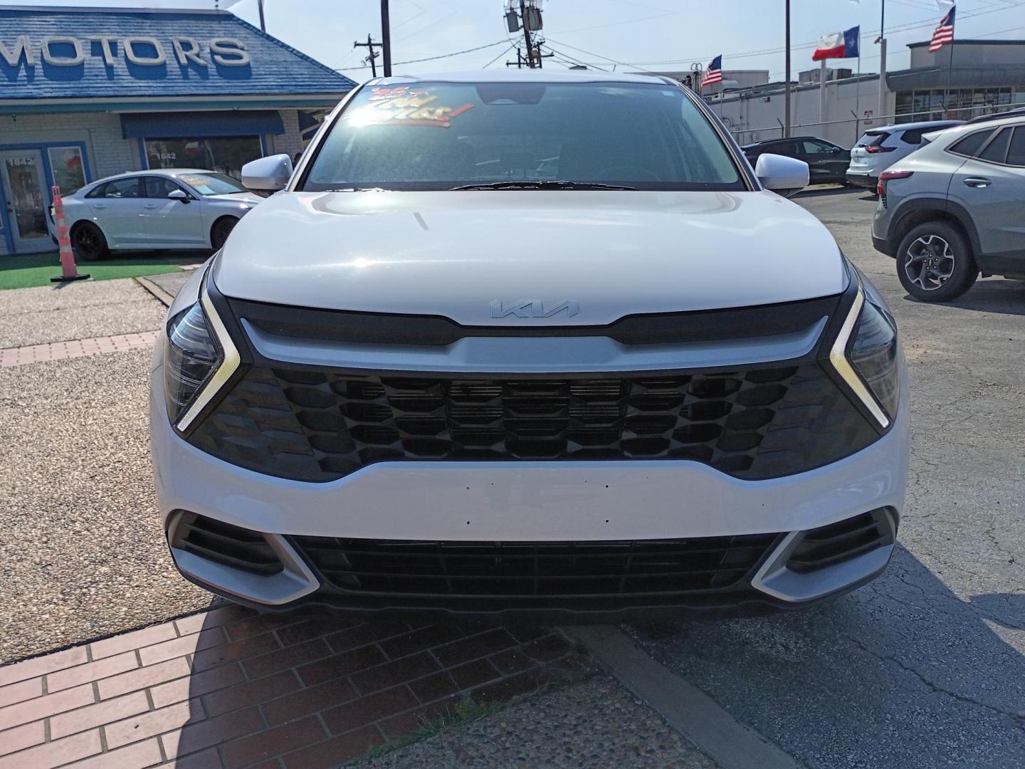 2025 White /Black Kia Sportage LX (5XYK23DF5SG) with an 2.5L V6 DOHC 24V engine, 8A transmission, located at 1842 Wirt Road, Houston, TX, 77055, (713) 973-3903, 29.805330, -95.484787 - Photo#7