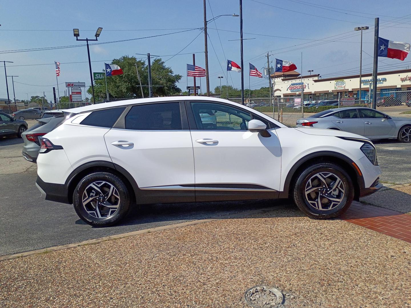 2025 White /Black Kia Sportage LX (5XYK23DF5SG) with an 2.5L V6 DOHC 24V engine, 8A transmission, located at 1842 Wirt Road, Houston, TX, 77055, (713) 973-3903, 29.805330, -95.484787 - Photo#5