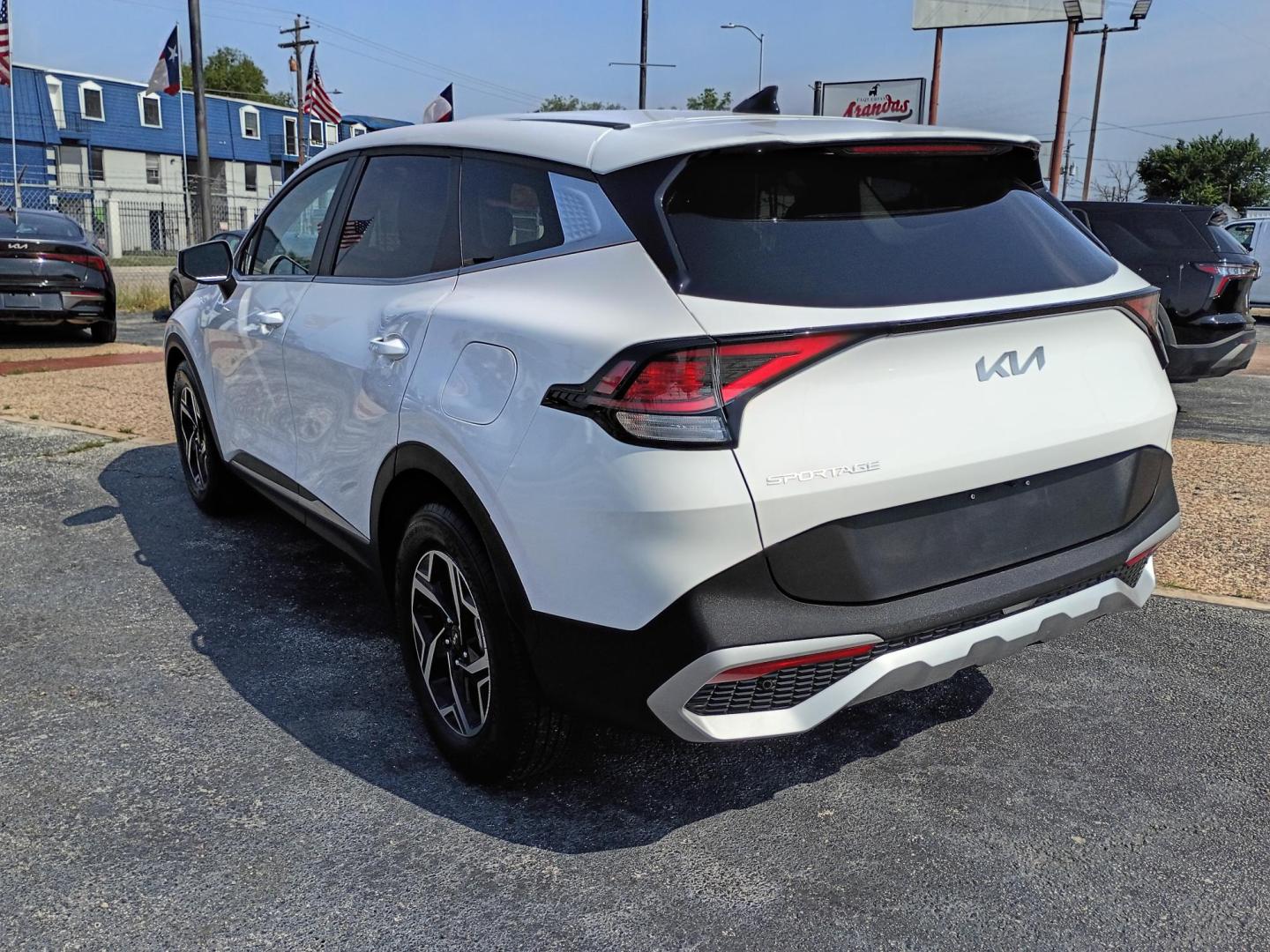 2025 White /Black Kia Sportage LX (5XYK23DF5SG) with an 2.5L V6 DOHC 24V engine, 8A transmission, located at 1842 Wirt Road, Houston, TX, 77055, (713) 973-3903, 29.805330, -95.484787 - Photo#2