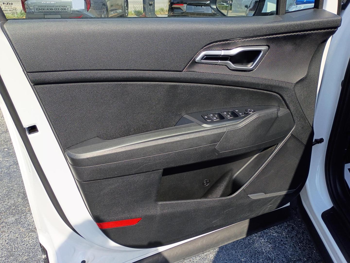 2025 White /Black Kia Sportage LX (5XYK23DF5SG) with an 2.5L V6 DOHC 24V engine, 8A transmission, located at 1842 Wirt Road, Houston, TX, 77055, (713) 973-3903, 29.805330, -95.484787 - Photo#9