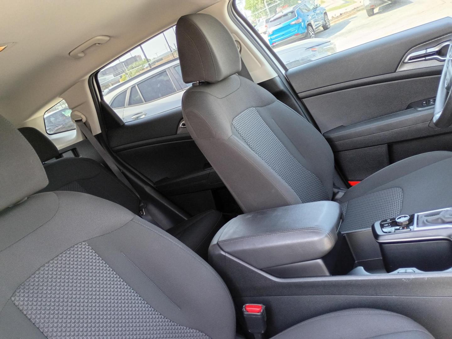 2025 White /Black Kia Sportage LX (5XYK23DF5SG) with an 2.5L V6 DOHC 24V engine, 8A transmission, located at 1842 Wirt Road, Houston, TX, 77055, (713) 973-3903, 29.805330, -95.484787 - Photo#12