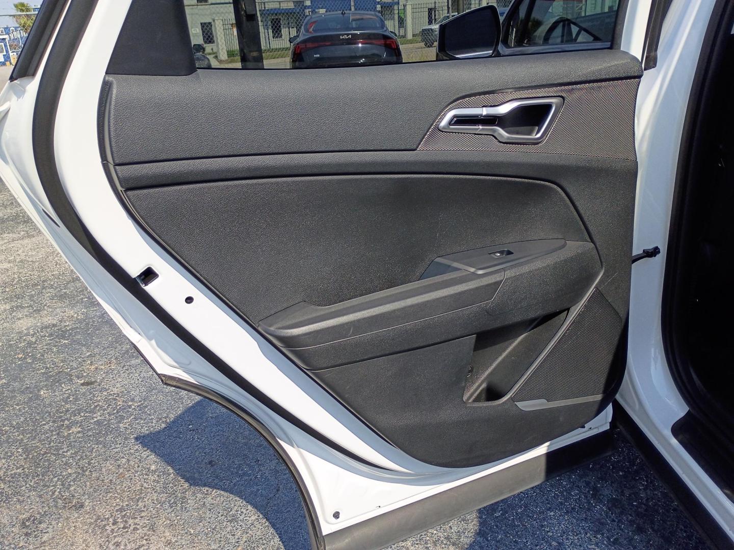 2025 White /Black Kia Sportage LX (5XYK23DF5SG) with an 2.5L V6 DOHC 24V engine, 8A transmission, located at 1842 Wirt Road, Houston, TX, 77055, (713) 973-3903, 29.805330, -95.484787 - Photo#11