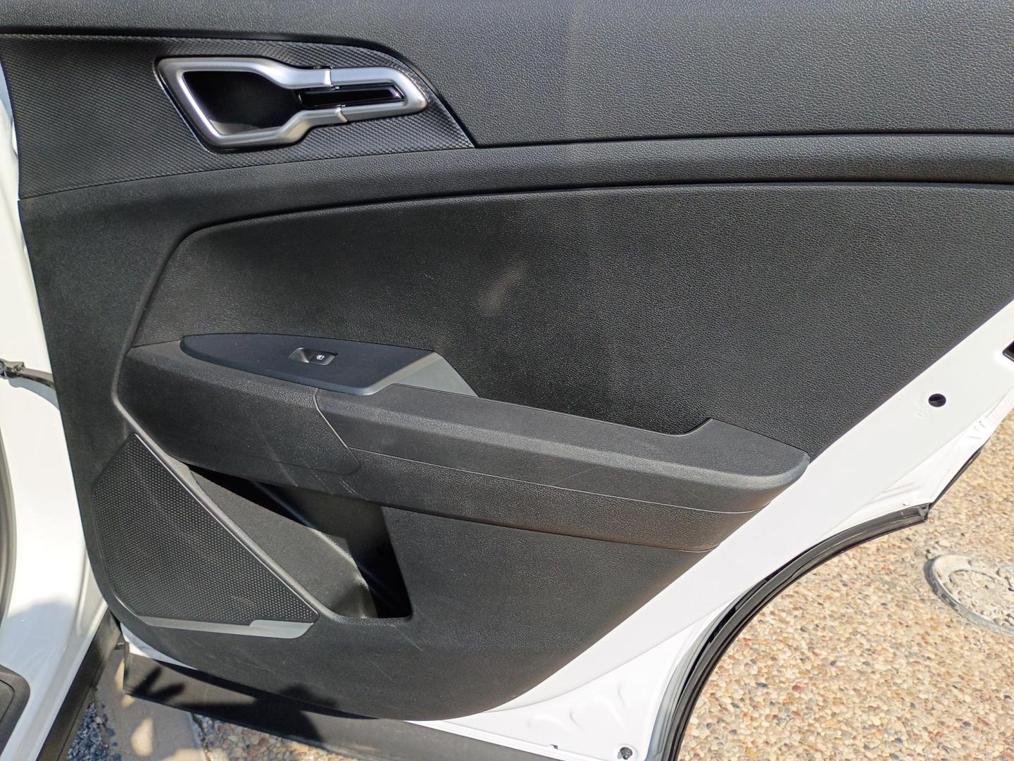 2025 White /Black Kia Sportage LX (5XYK23DF5SG) with an 2.5L V6 DOHC 24V engine, 8A transmission, located at 1842 Wirt Road, Houston, TX, 77055, (713) 973-3903, 29.805330, -95.484787 - Photo#15