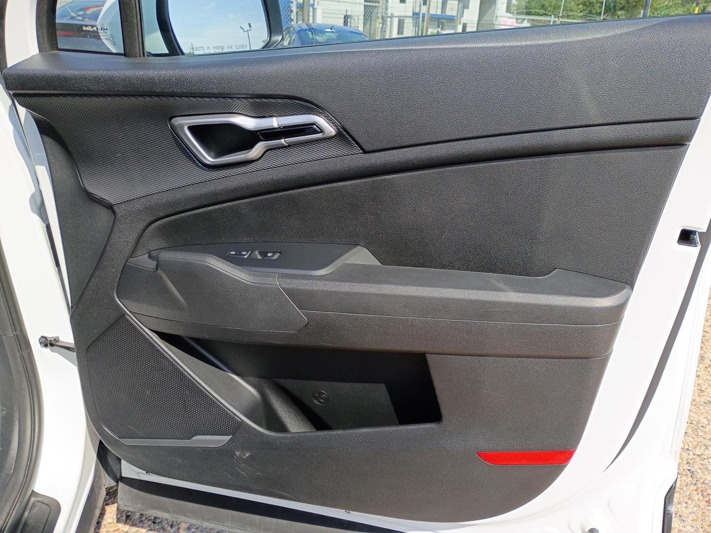 2025 White /Black Kia Sportage LX (5XYK23DF5SG) with an 2.5L V6 DOHC 24V engine, 8A transmission, located at 1842 Wirt Road, Houston, TX, 77055, (713) 973-3903, 29.805330, -95.484787 - Photo#13