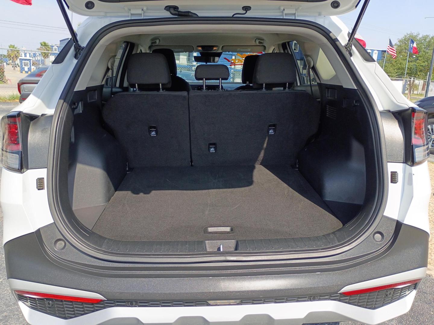 2025 White /Black Kia Sportage LX (5XYK23DF5SG) with an 2.5L V6 DOHC 24V engine, 8A transmission, located at 1842 Wirt Road, Houston, TX, 77055, (713) 973-3903, 29.805330, -95.484787 - Photo#18