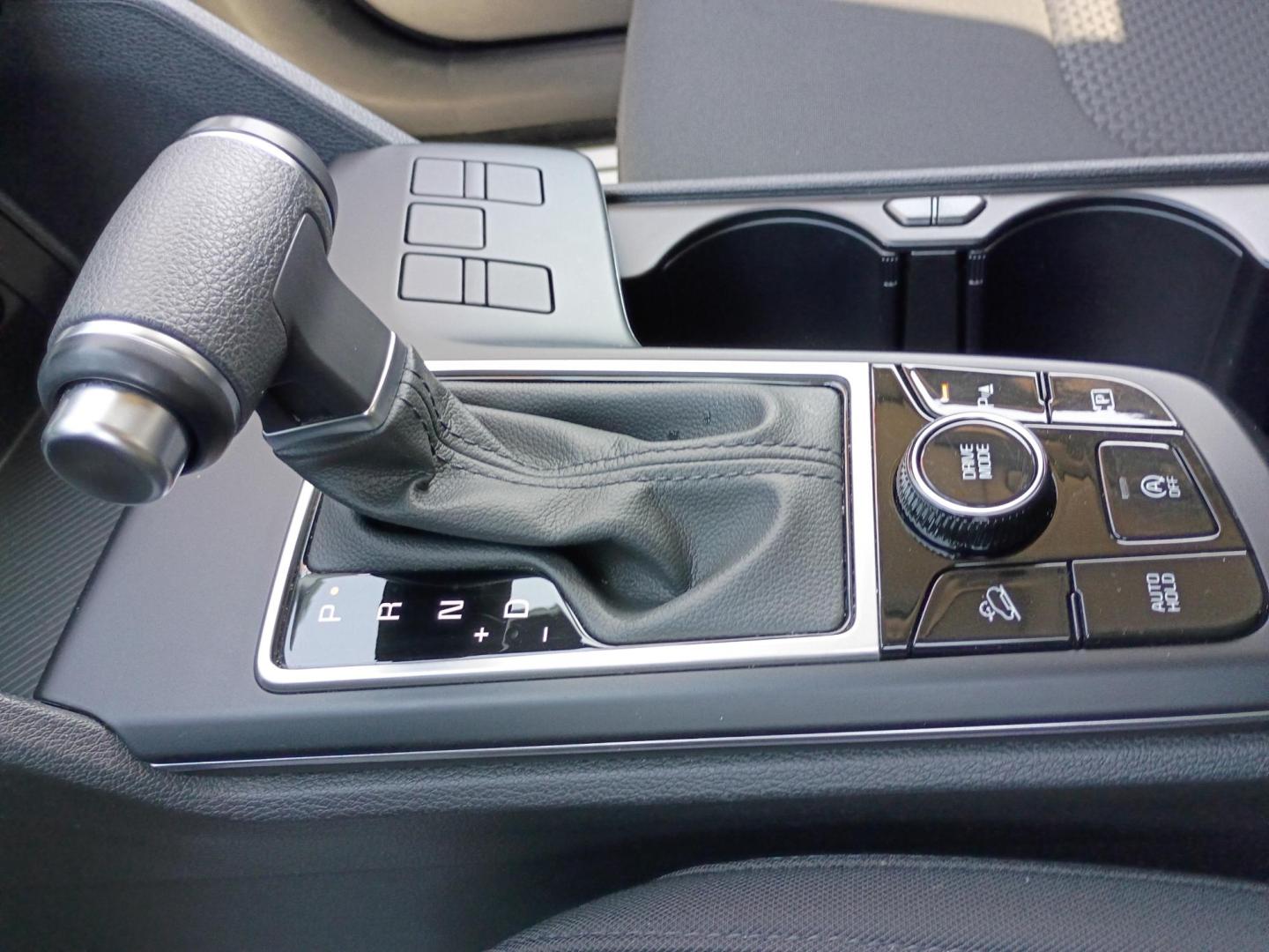 2025 White /Black Kia Sportage LX (5XYK23DF5SG) with an 2.5L V6 DOHC 24V engine, 8A transmission, located at 1842 Wirt Road, Houston, TX, 77055, (713) 973-3903, 29.805330, -95.484787 - Photo#24