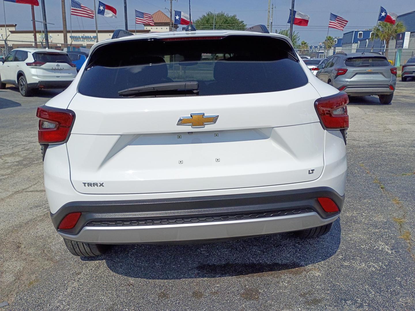 2025 White /Black Chevrolet Trax LT (KL77LHEP3SC) with an 1.2L L3 TURBO engine, 6A transmission, located at 1842 Wirt Road, Houston, TX, 77055, (713) 973-3903, 29.805330, -95.484787 - Photo#3
