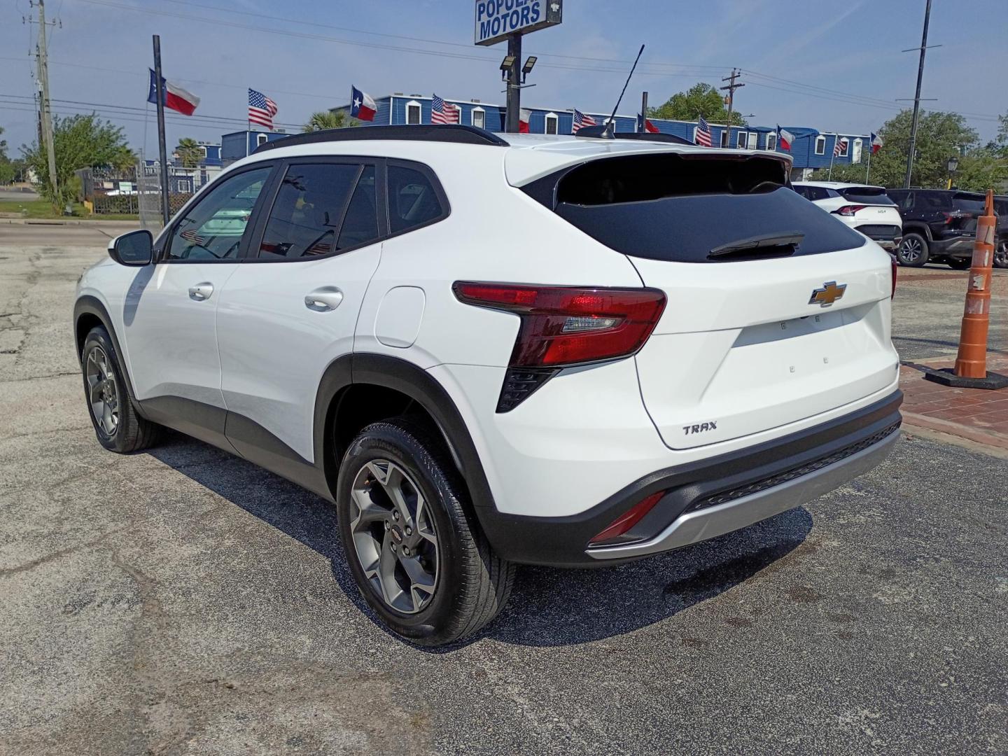2025 White /Black Chevrolet Trax LT (KL77LHEP3SC) with an 1.2L L3 TURBO engine, 6A transmission, located at 1842 Wirt Road, Houston, TX, 77055, (713) 973-3903, 29.805330, -95.484787 - Photo#2