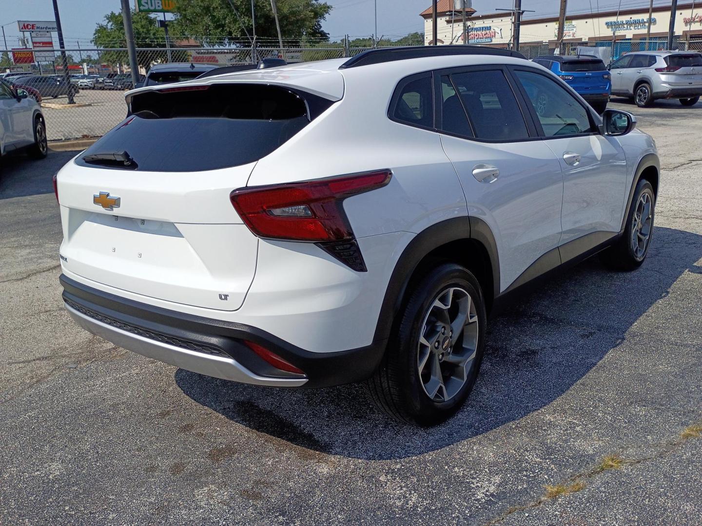 2025 White /Black Chevrolet Trax LT (KL77LHEP3SC) with an 1.2L L3 TURBO engine, 6A transmission, located at 1842 Wirt Road, Houston, TX, 77055, (713) 973-3903, 29.805330, -95.484787 - Photo#4