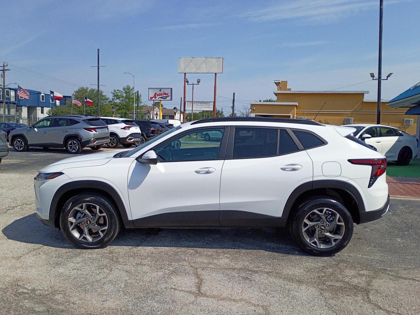 2025 White /Black Chevrolet Trax LT (KL77LHEP3SC) with an 1.2L L3 TURBO engine, 6A transmission, located at 1842 Wirt Road, Houston, TX, 77055, (713) 973-3903, 29.805330, -95.484787 - Photo#1