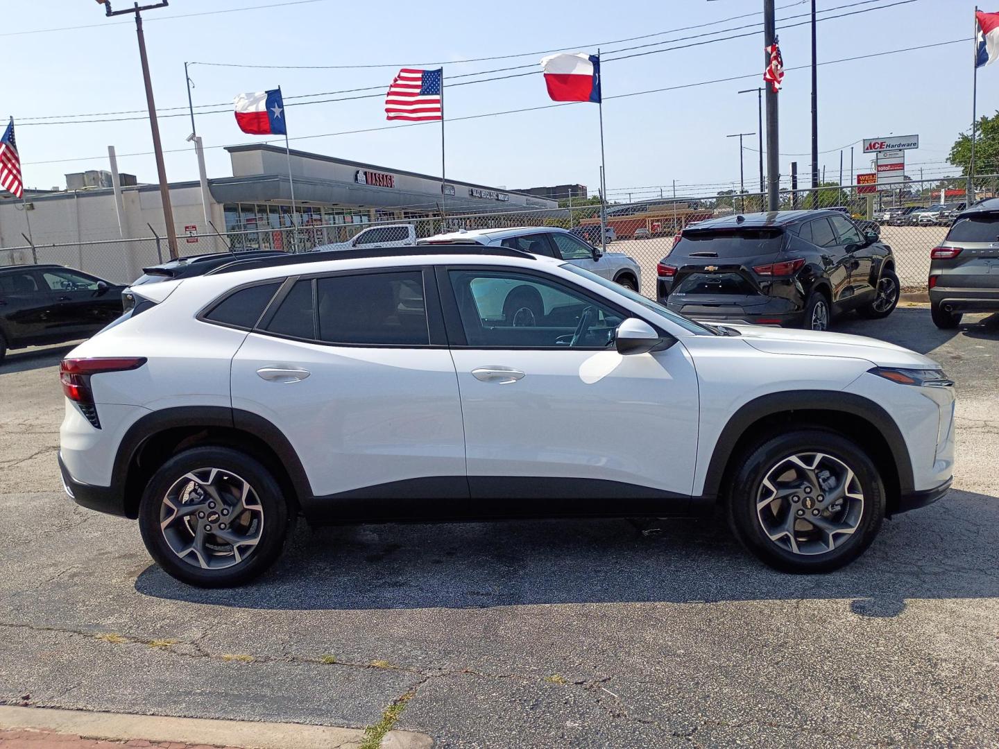 2025 White /Black Chevrolet Trax LT (KL77LHEP3SC) with an 1.2L L3 TURBO engine, 6A transmission, located at 1842 Wirt Road, Houston, TX, 77055, (713) 973-3903, 29.805330, -95.484787 - Photo#5