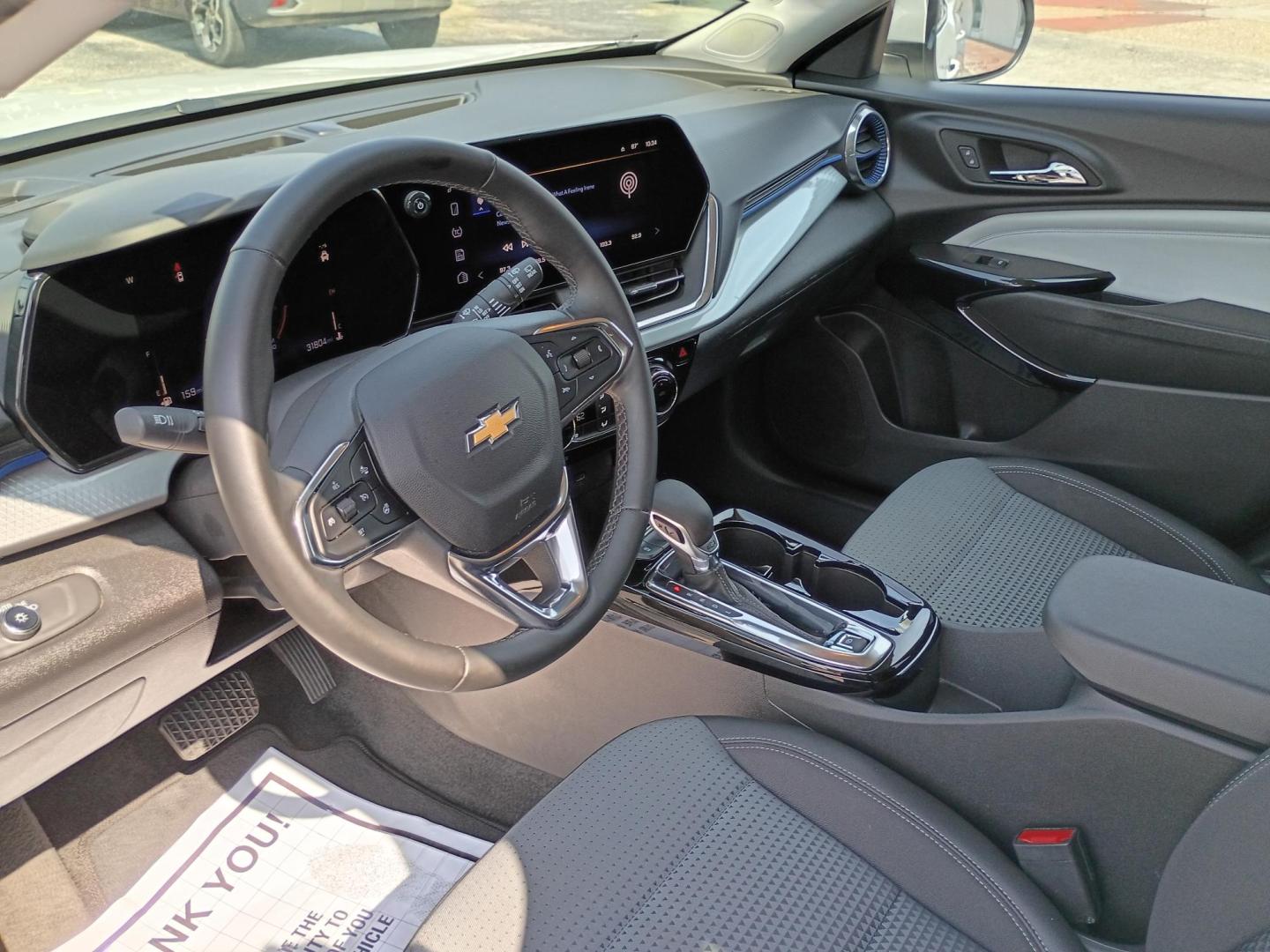 2025 White /Black Chevrolet Trax LT (KL77LHEP3SC) with an 1.2L L3 TURBO engine, 6A transmission, located at 1842 Wirt Road, Houston, TX, 77055, (713) 973-3903, 29.805330, -95.484787 - Photo#8
