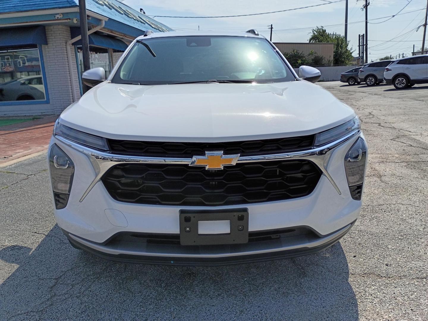 2025 White /Black Chevrolet Trax LT (KL77LHEP3SC) with an 1.2L L3 TURBO engine, 6A transmission, located at 1842 Wirt Road, Houston, TX, 77055, (713) 973-3903, 29.805330, -95.484787 - Photo#7