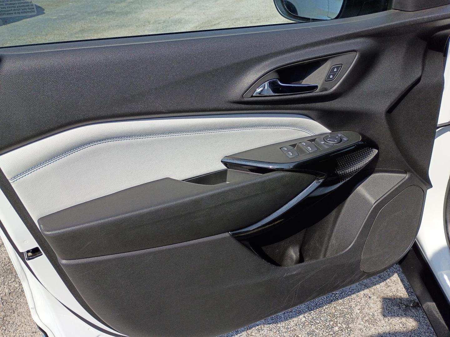 2025 White /Black Chevrolet Trax LT (KL77LHEP3SC) with an 1.2L L3 TURBO engine, 6A transmission, located at 1842 Wirt Road, Houston, TX, 77055, (713) 973-3903, 29.805330, -95.484787 - Photo#9