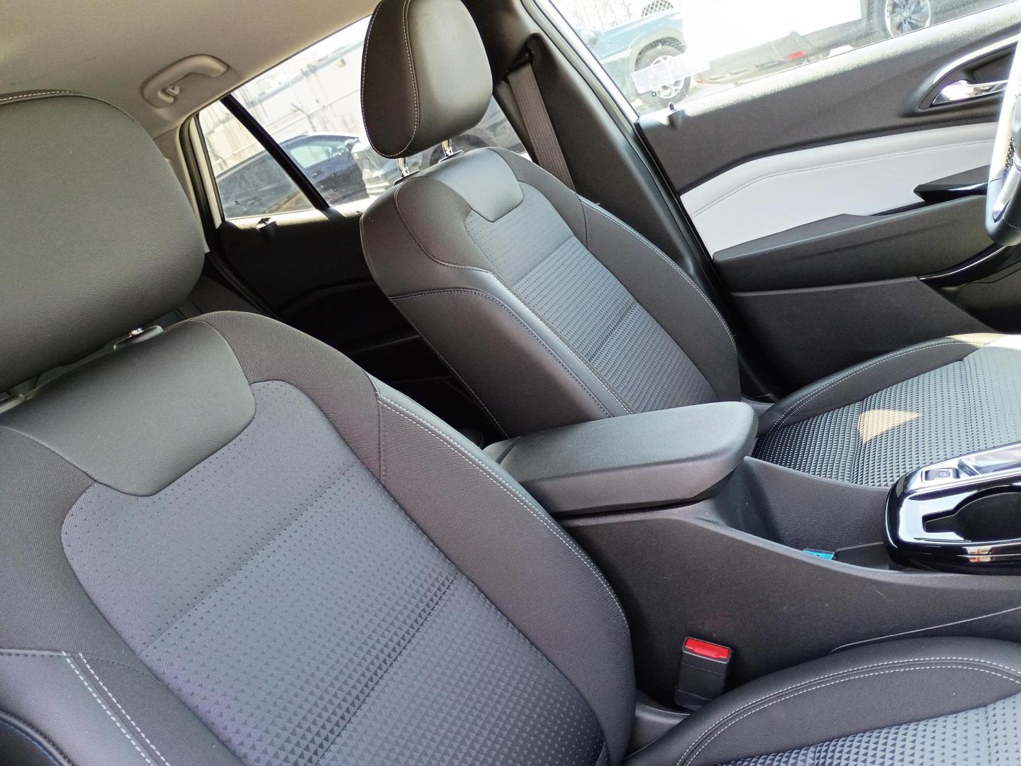 2025 White /Black Chevrolet Trax LT (KL77LHEP3SC) with an 1.2L L3 TURBO engine, 6A transmission, located at 1842 Wirt Road, Houston, TX, 77055, (713) 973-3903, 29.805330, -95.484787 - Photo#12