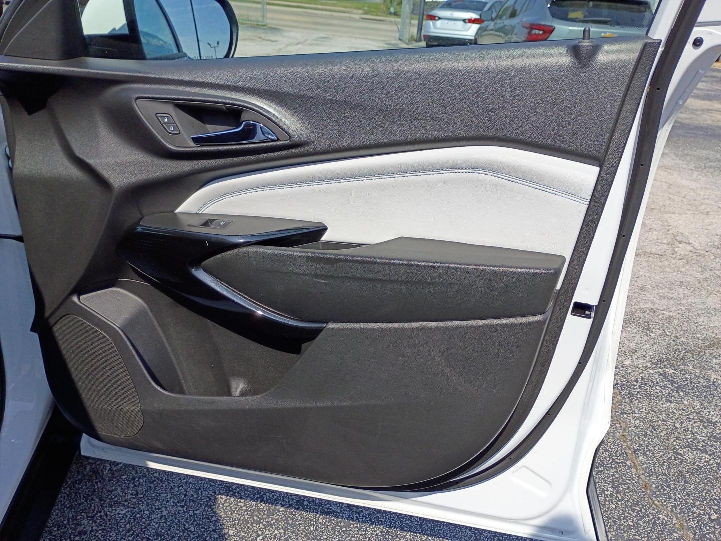 2025 White /Black Chevrolet Trax LT (KL77LHEP3SC) with an 1.2L L3 TURBO engine, 6A transmission, located at 1842 Wirt Road, Houston, TX, 77055, (713) 973-3903, 29.805330, -95.484787 - Photo#13