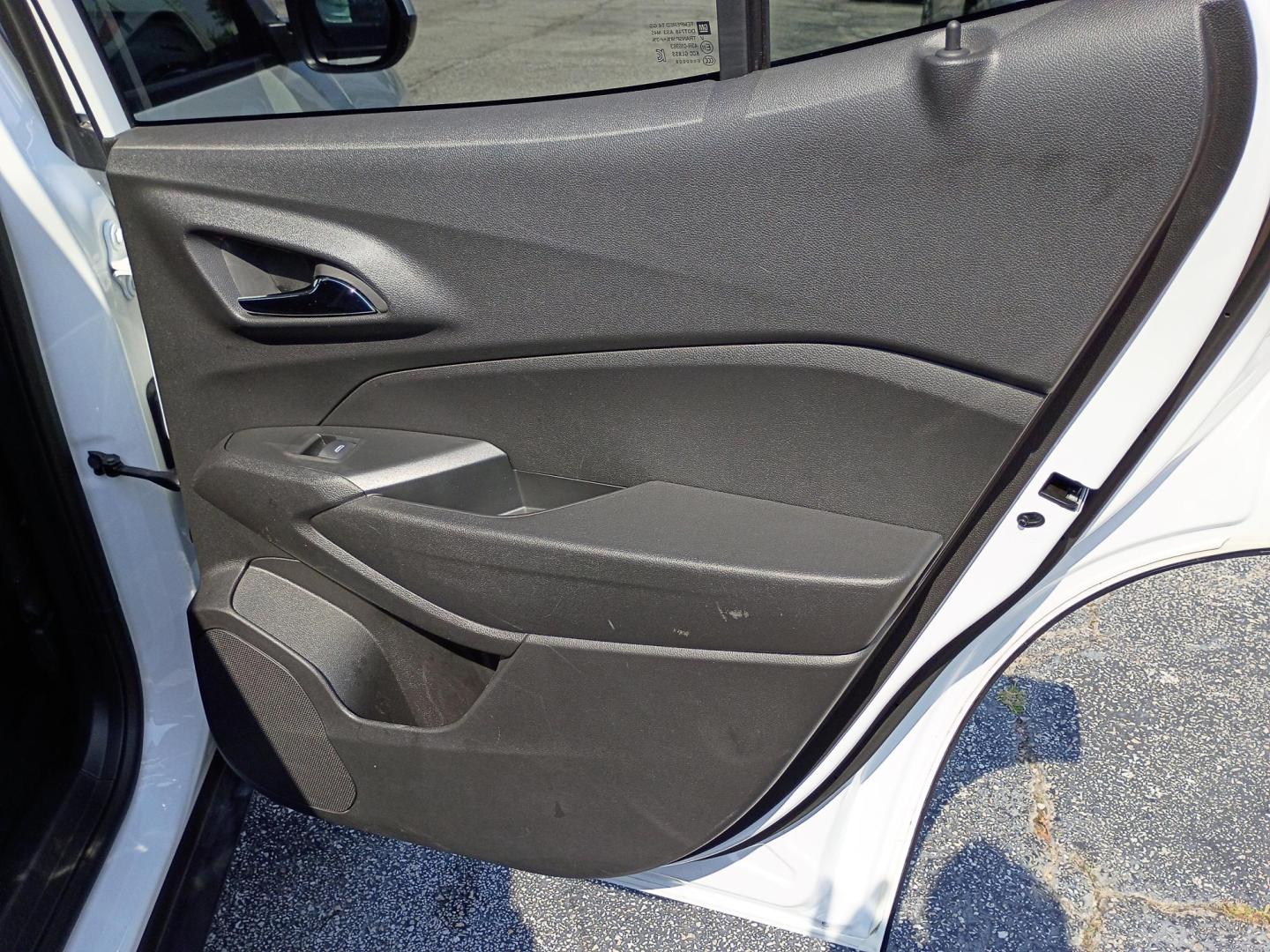 2025 White /Black Chevrolet Trax LT (KL77LHEP3SC) with an 1.2L L3 TURBO engine, 6A transmission, located at 1842 Wirt Road, Houston, TX, 77055, (713) 973-3903, 29.805330, -95.484787 - Photo#15