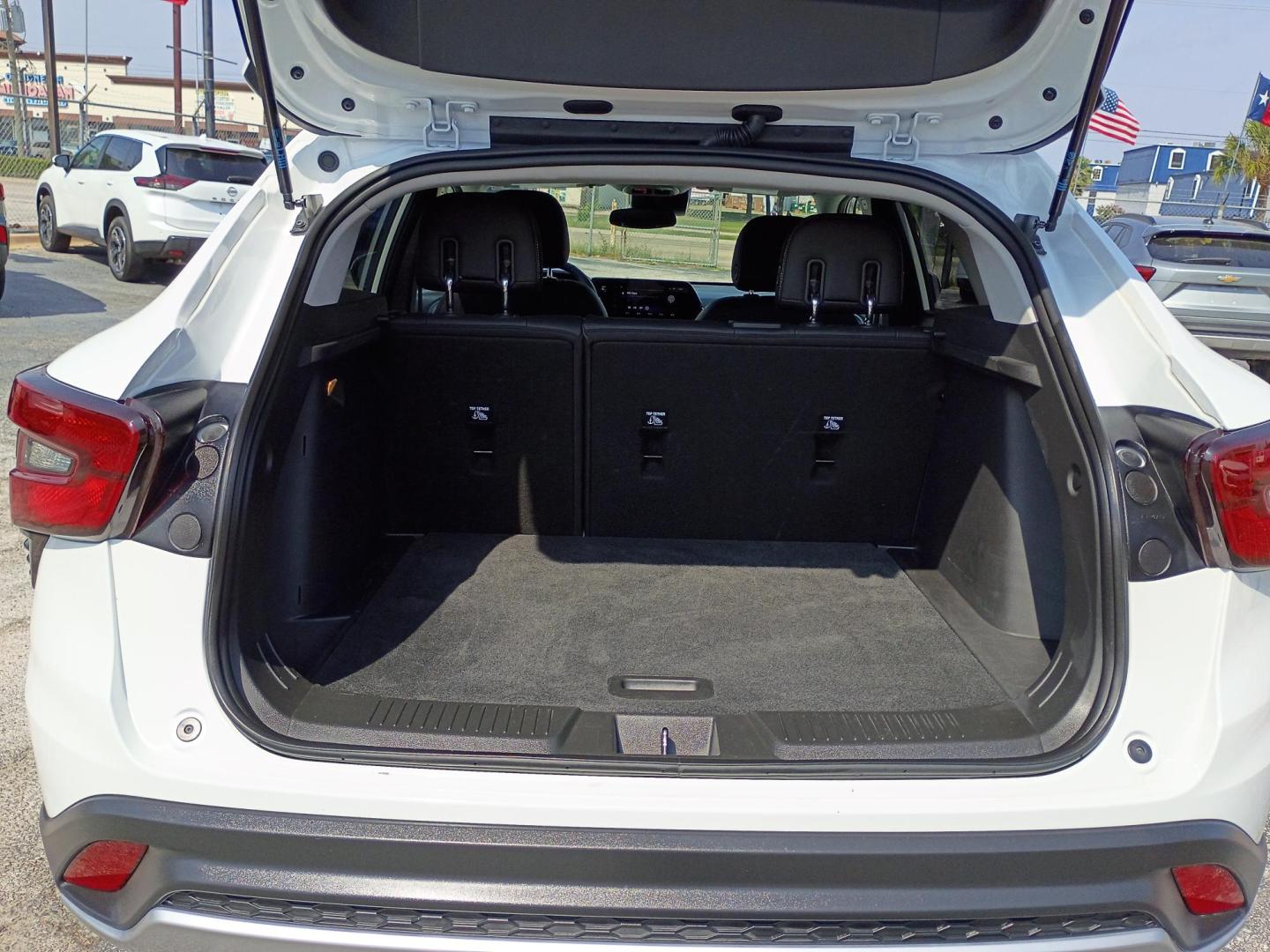 2025 White /Black Chevrolet Trax LT (KL77LHEP3SC) with an 1.2L L3 TURBO engine, 6A transmission, located at 1842 Wirt Road, Houston, TX, 77055, (713) 973-3903, 29.805330, -95.484787 - Photo#18