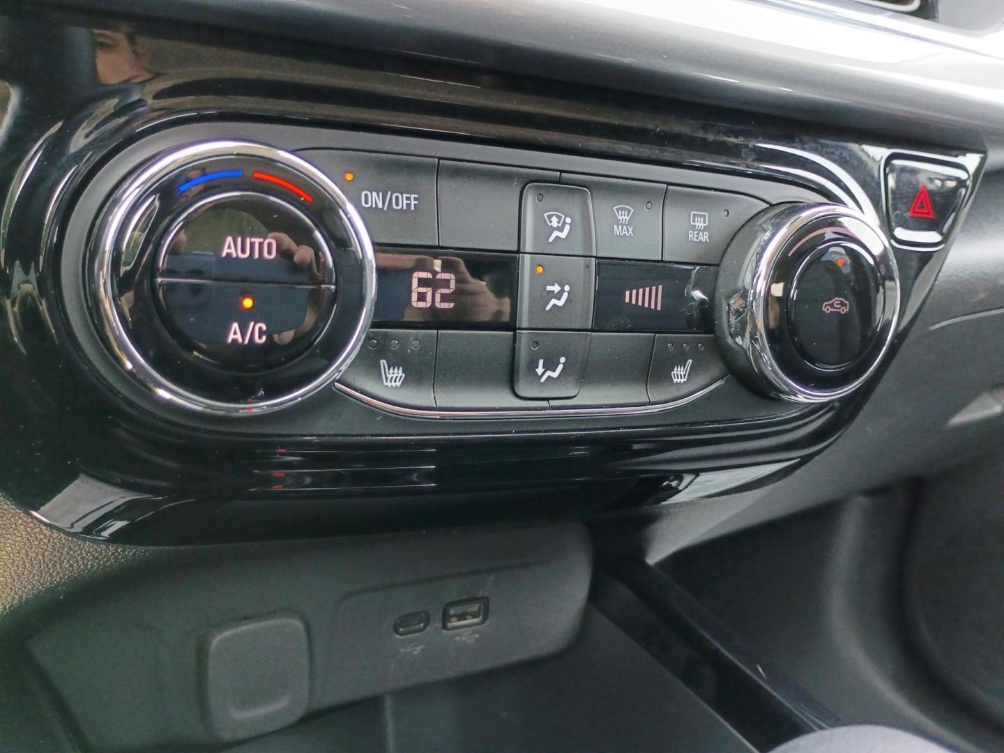 2025 White /Black Chevrolet Trax LT (KL77LHEP3SC) with an 1.2L L3 TURBO engine, 6A transmission, located at 1842 Wirt Road, Houston, TX, 77055, (713) 973-3903, 29.805330, -95.484787 - Photo#23