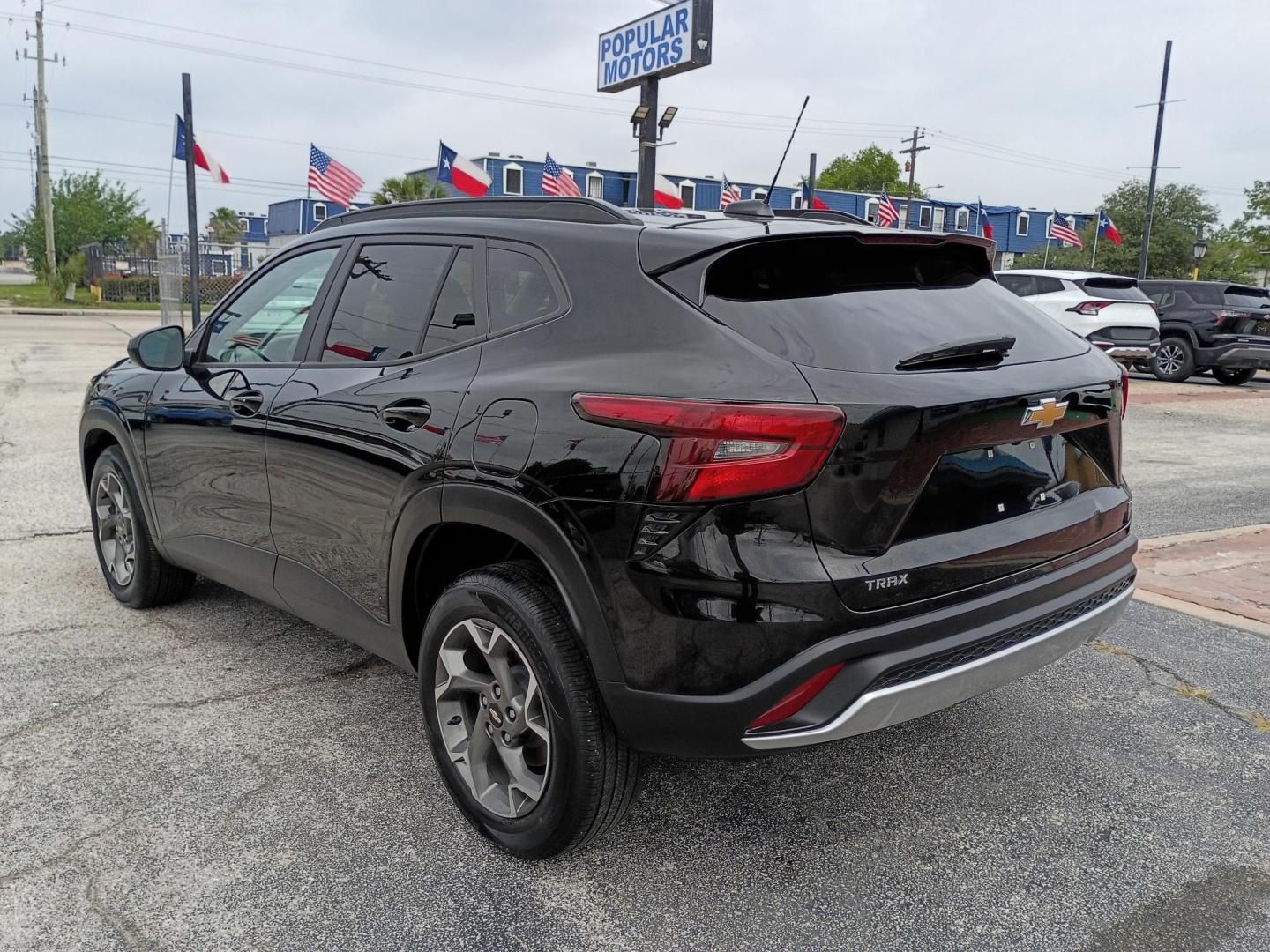 2025 Black /Black Chevrolet Trax LT (KL77LHEP2SC) with an 1.2L L3 TURBO engine, 6A transmission, located at 1842 Wirt Road, Houston, TX, 77055, (713) 973-3903, 29.805330, -95.484787 - Photo#2