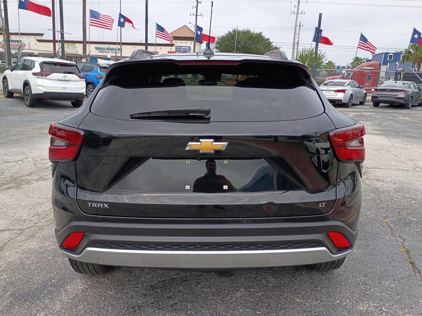 2025 Black /Black Chevrolet Trax LT (KL77LHEP2SC) with an 1.2L L3 TURBO engine, 6A transmission, located at 1842 Wirt Road, Houston, TX, 77055, (713) 973-3903, 29.805330, -95.484787 - Photo#3