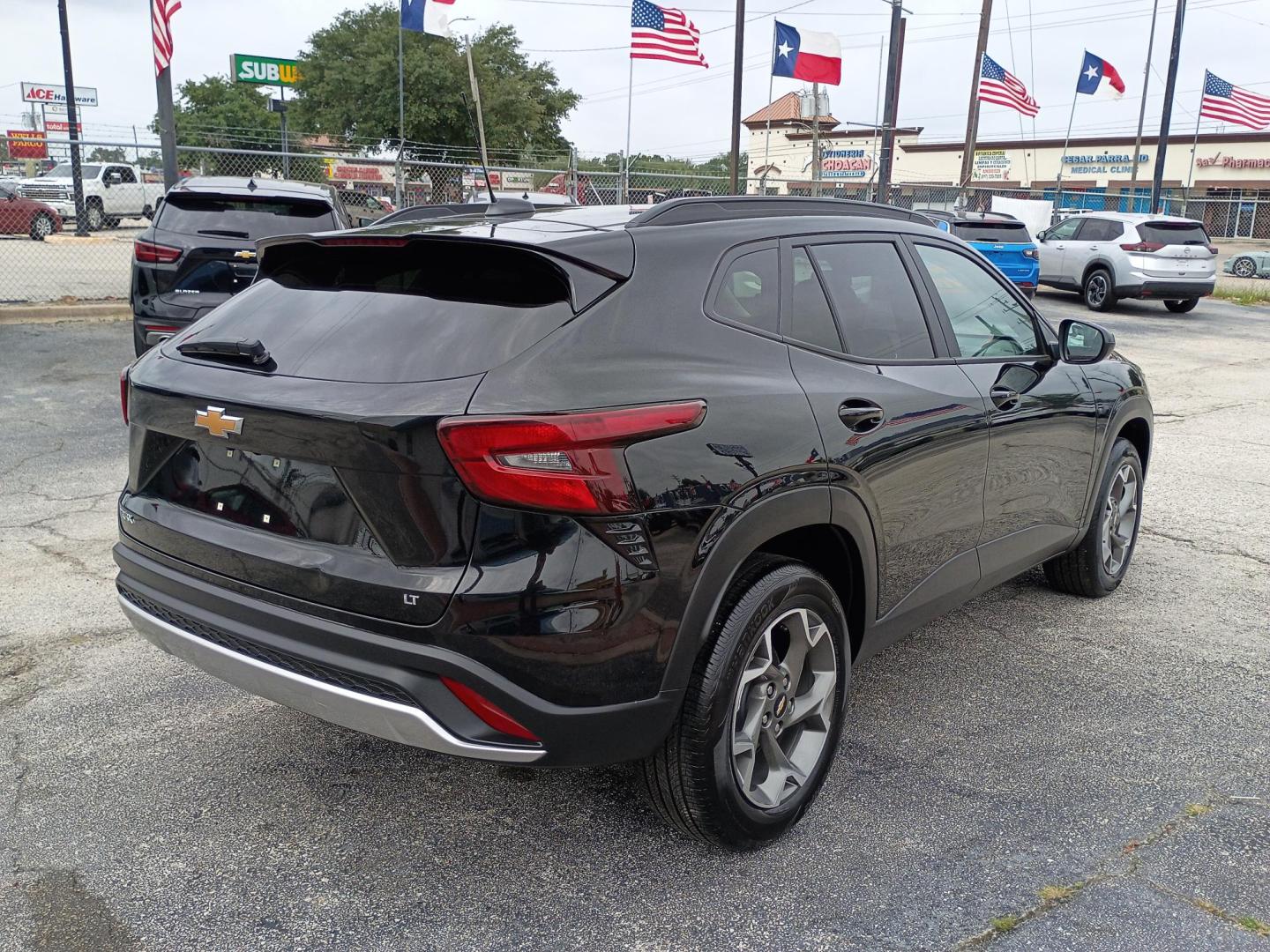 2025 Black /Black Chevrolet Trax LT (KL77LHEP2SC) with an 1.2L L3 TURBO engine, 6A transmission, located at 1842 Wirt Road, Houston, TX, 77055, (713) 973-3903, 29.805330, -95.484787 - Photo#4