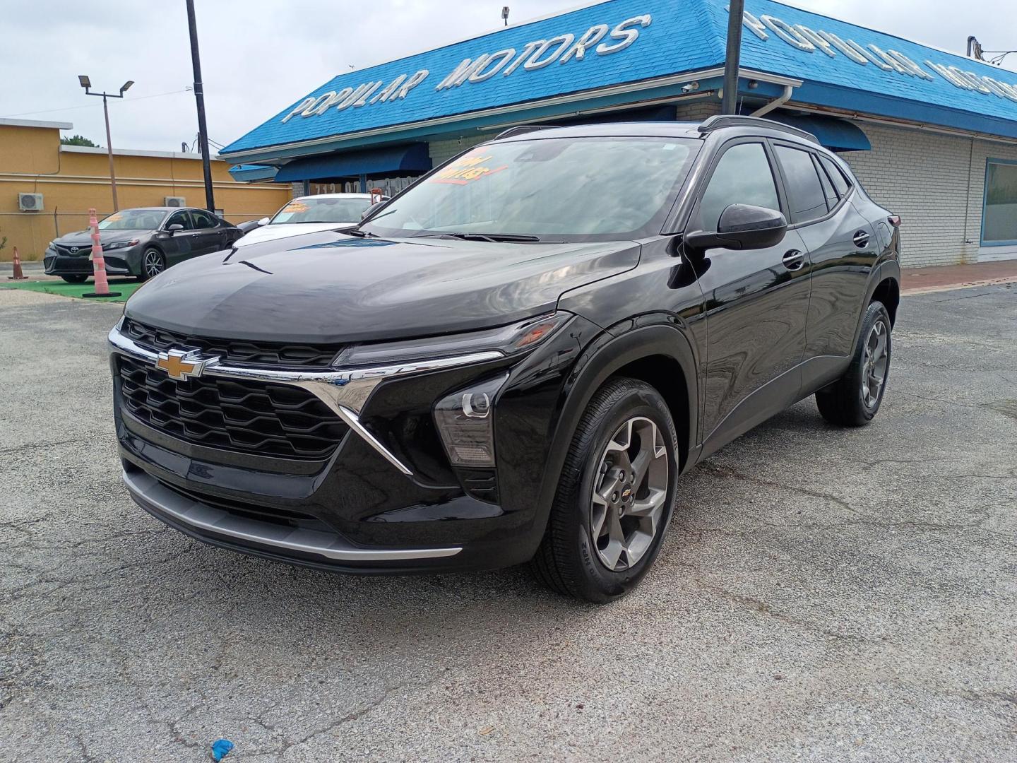 2025 Black /Black Chevrolet Trax LT (KL77LHEP2SC) with an 1.2L L3 TURBO engine, 6A transmission, located at 1842 Wirt Road, Houston, TX, 77055, (713) 973-3903, 29.805330, -95.484787 - Photo#0