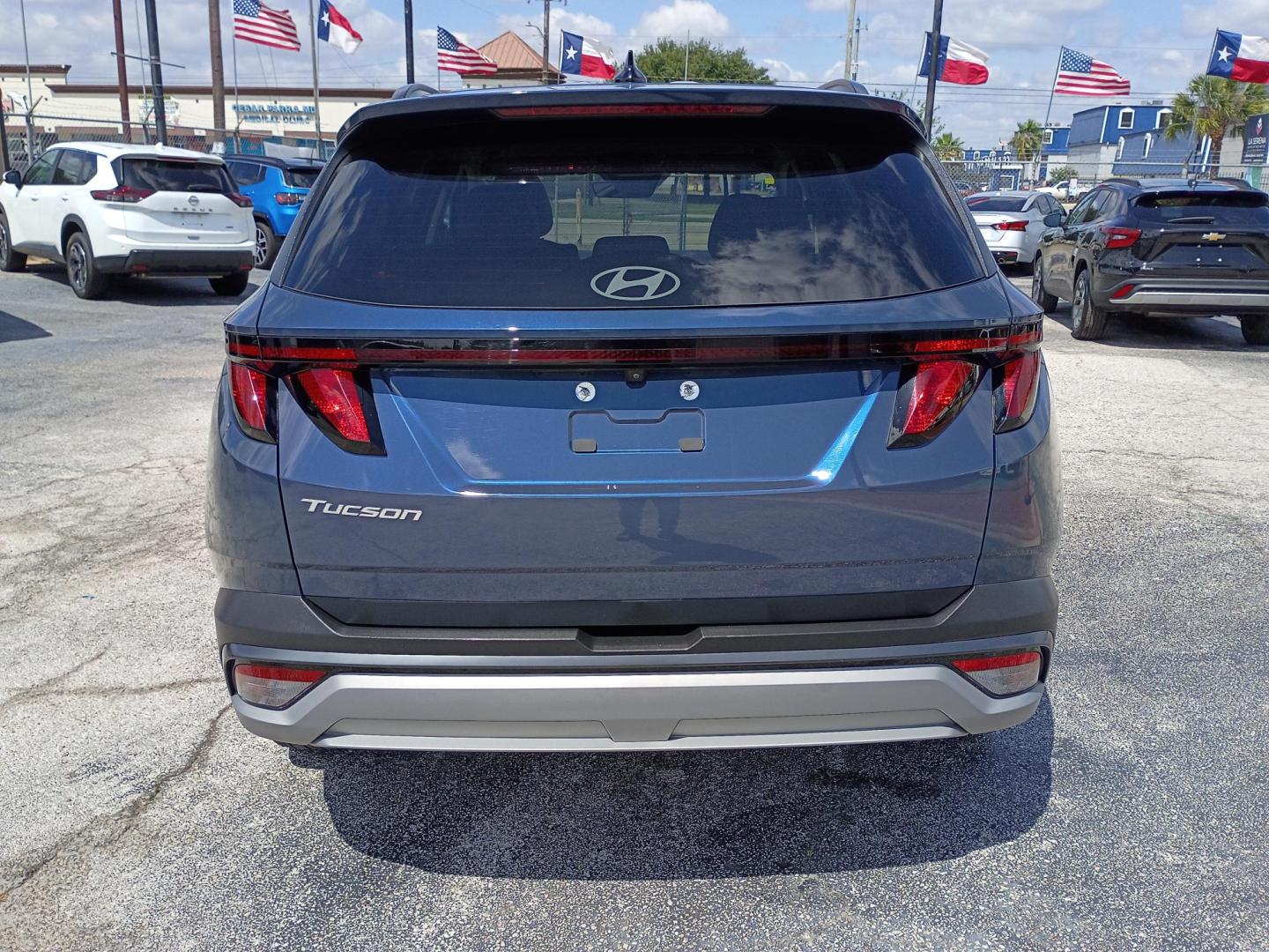 2025 BLUE /BEIGE Hyundai Tucson SEL (5NMJB3DE0SH) with an 2.5L L4 DOHC 16V engine, 8A transmission, located at 1842 Wirt Road, Houston, TX, 77055, (713) 973-3903, 29.805330, -95.484787 - Photo#3