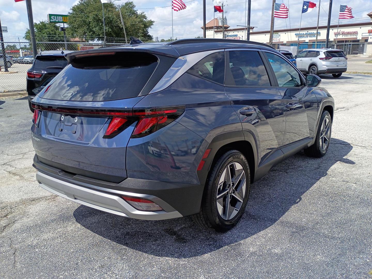 2025 BLUE /BEIGE Hyundai Tucson SEL (5NMJB3DE0SH) with an 2.5L L4 DOHC 16V engine, 8A transmission, located at 1842 Wirt Road, Houston, TX, 77055, (713) 973-3903, 29.805330, -95.484787 - Photo#4