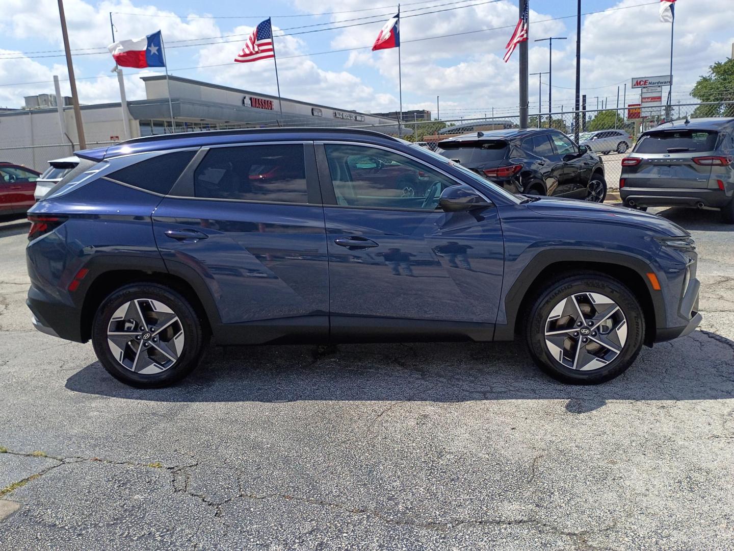 2025 BLUE /BEIGE Hyundai Tucson SEL (5NMJB3DE0SH) with an 2.5L L4 DOHC 16V engine, 8A transmission, located at 1842 Wirt Road, Houston, TX, 77055, (713) 973-3903, 29.805330, -95.484787 - Photo#5