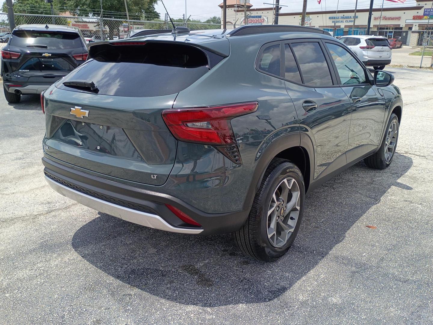 2025 Cypress Gray /Black Chevrolet Trax LT (KL77LHEP8SC) with an 1.2L L3 TURBO engine, 6A transmission, located at 1842 Wirt Road, Houston, TX, 77055, (713) 973-3903, 29.805330, -95.484787 - Photo#4