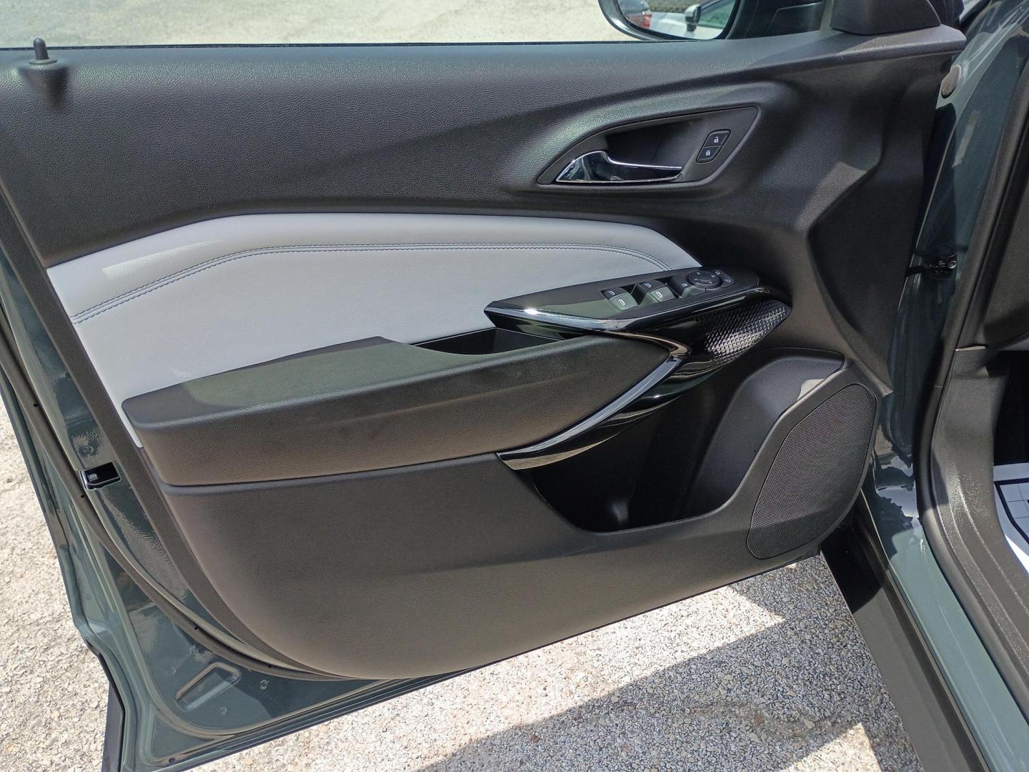 2025 Cypress Gray /Black Chevrolet Trax LT (KL77LHEP8SC) with an 1.2L L3 TURBO engine, 6A transmission, located at 1842 Wirt Road, Houston, TX, 77055, (713) 973-3903, 29.805330, -95.484787 - Photo#9