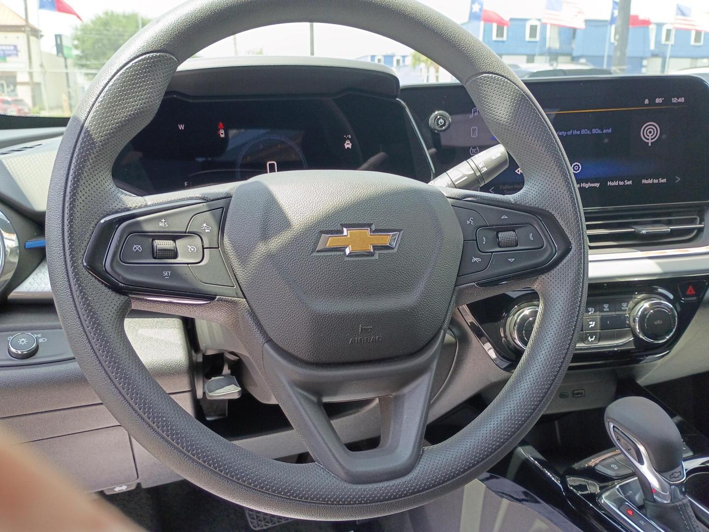 2025 Cypress Gray /Black Chevrolet Trax LT (KL77LHEP8SC) with an 1.2L L3 TURBO engine, 6A transmission, located at 1842 Wirt Road, Houston, TX, 77055, (713) 973-3903, 29.805330, -95.484787 - Photo#18