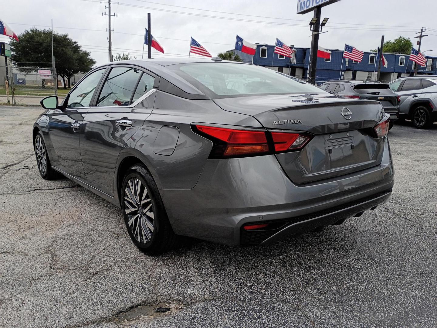 2025 Gray /Black Nissan Altima 2.5 SV (1N4BL4DV4SN) with an 2.5L L4 DOHC 16V engine, CVT transmission, located at 1842 Wirt Road, Houston, TX, 77055, (713) 973-3903, 29.805330, -95.484787 - Photo#2