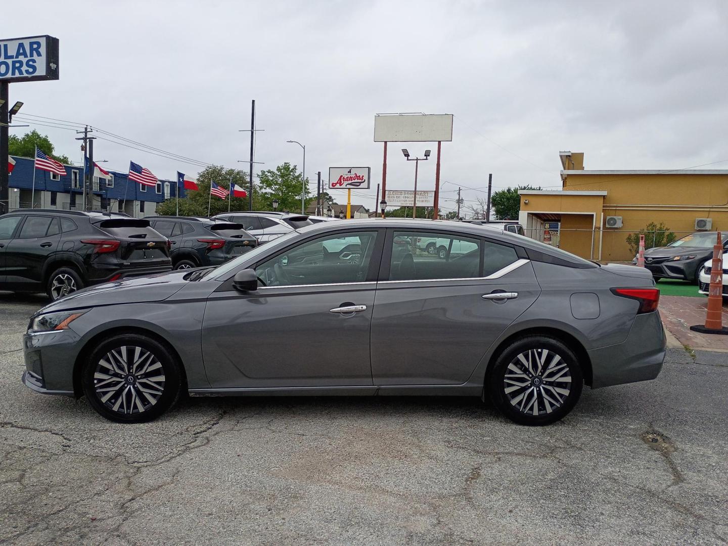 2025 Gray /Black Nissan Altima 2.5 SV (1N4BL4DV4SN) with an 2.5L L4 DOHC 16V engine, CVT transmission, located at 1842 Wirt Road, Houston, TX, 77055, (713) 973-3903, 29.805330, -95.484787 - Photo#1