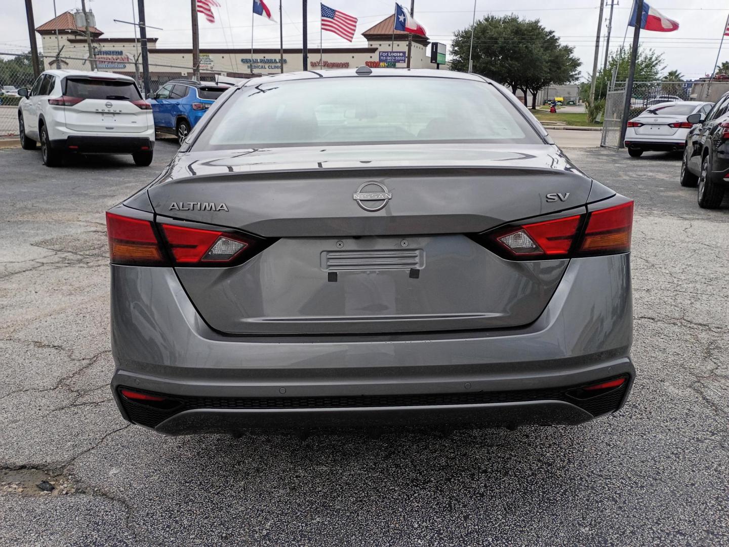 2025 Gray /Black Nissan Altima 2.5 SV (1N4BL4DV4SN) with an 2.5L L4 DOHC 16V engine, CVT transmission, located at 1842 Wirt Road, Houston, TX, 77055, (713) 973-3903, 29.805330, -95.484787 - Photo#3