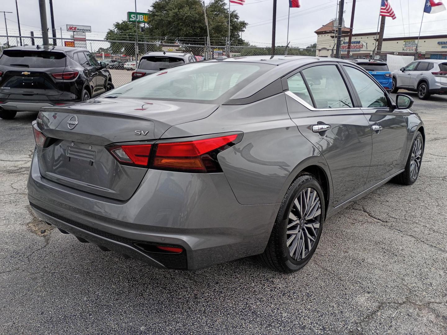 2025 Gray /Black Nissan Altima 2.5 SV (1N4BL4DV4SN) with an 2.5L L4 DOHC 16V engine, CVT transmission, located at 1842 Wirt Road, Houston, TX, 77055, (713) 973-3903, 29.805330, -95.484787 - Photo#4