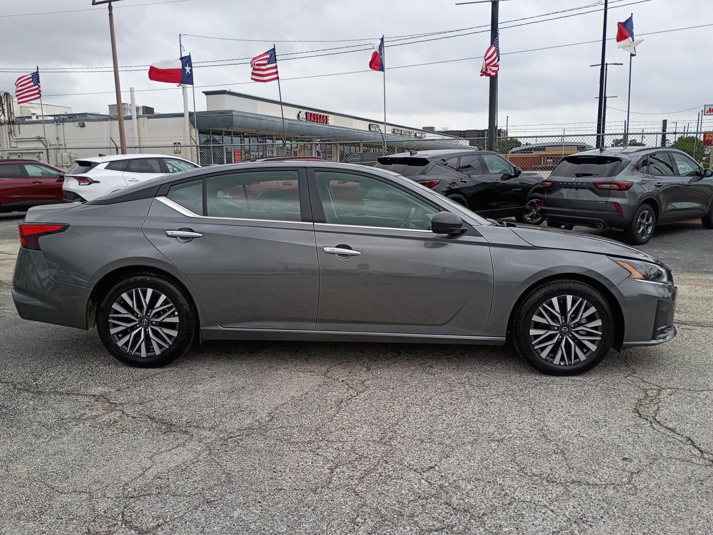 2025 Gray /Black Nissan Altima 2.5 SV (1N4BL4DV4SN) with an 2.5L L4 DOHC 16V engine, CVT transmission, located at 1842 Wirt Road, Houston, TX, 77055, (713) 973-3903, 29.805330, -95.484787 - Photo#5