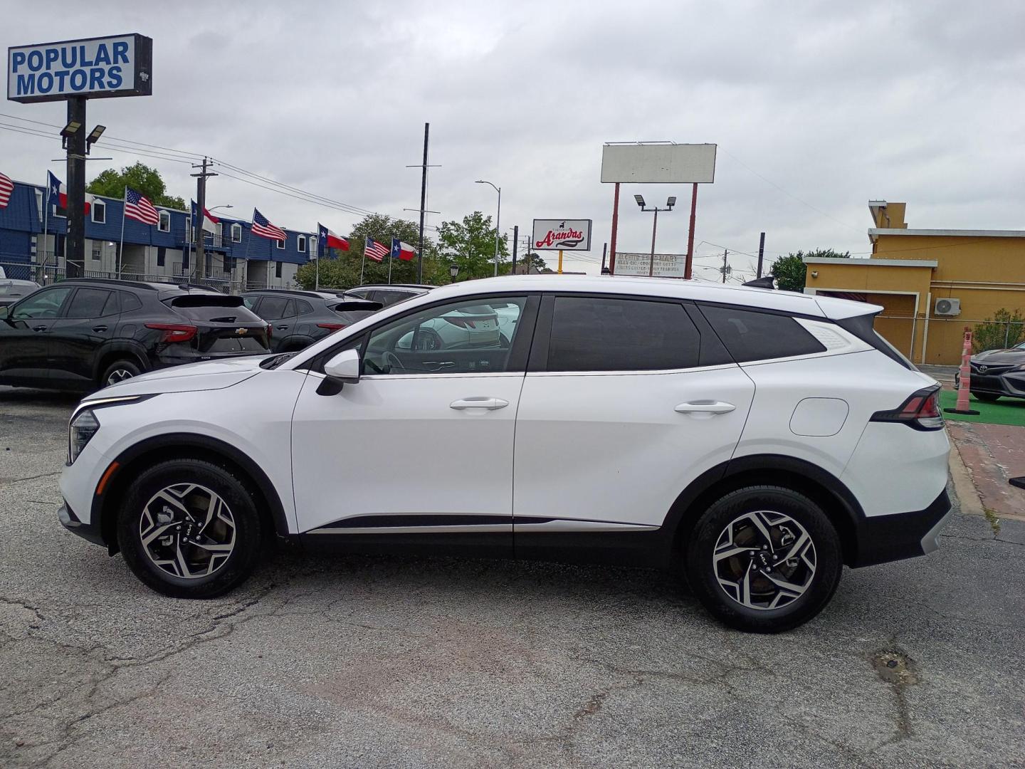 2025 Silver /Black Kia Sportage LX (5XYK23DF9SG) with an 2.5L V6 DOHC 24V engine, 8A transmission, located at 1842 Wirt Road, Houston, TX, 77055, (713) 973-3903, 29.805330, -95.484787 - Photo#1