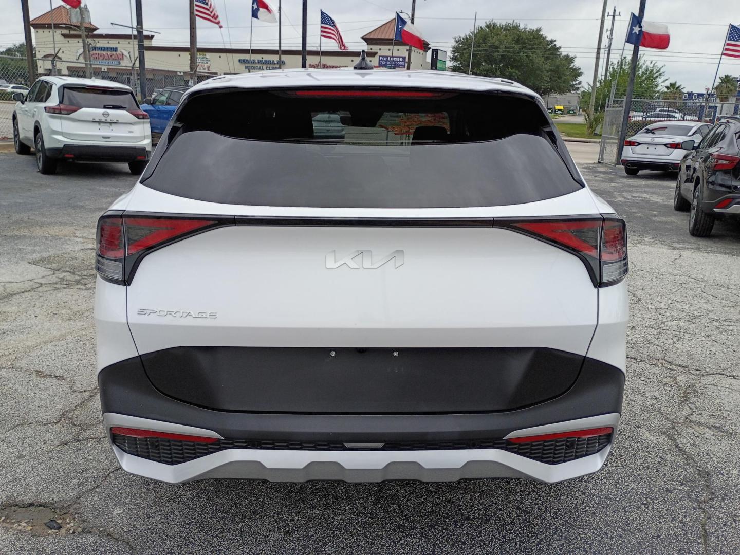 2025 Silver /Black Kia Sportage LX (5XYK23DF9SG) with an 2.5L V6 DOHC 24V engine, 8A transmission, located at 1842 Wirt Road, Houston, TX, 77055, (713) 973-3903, 29.805330, -95.484787 - Photo#3