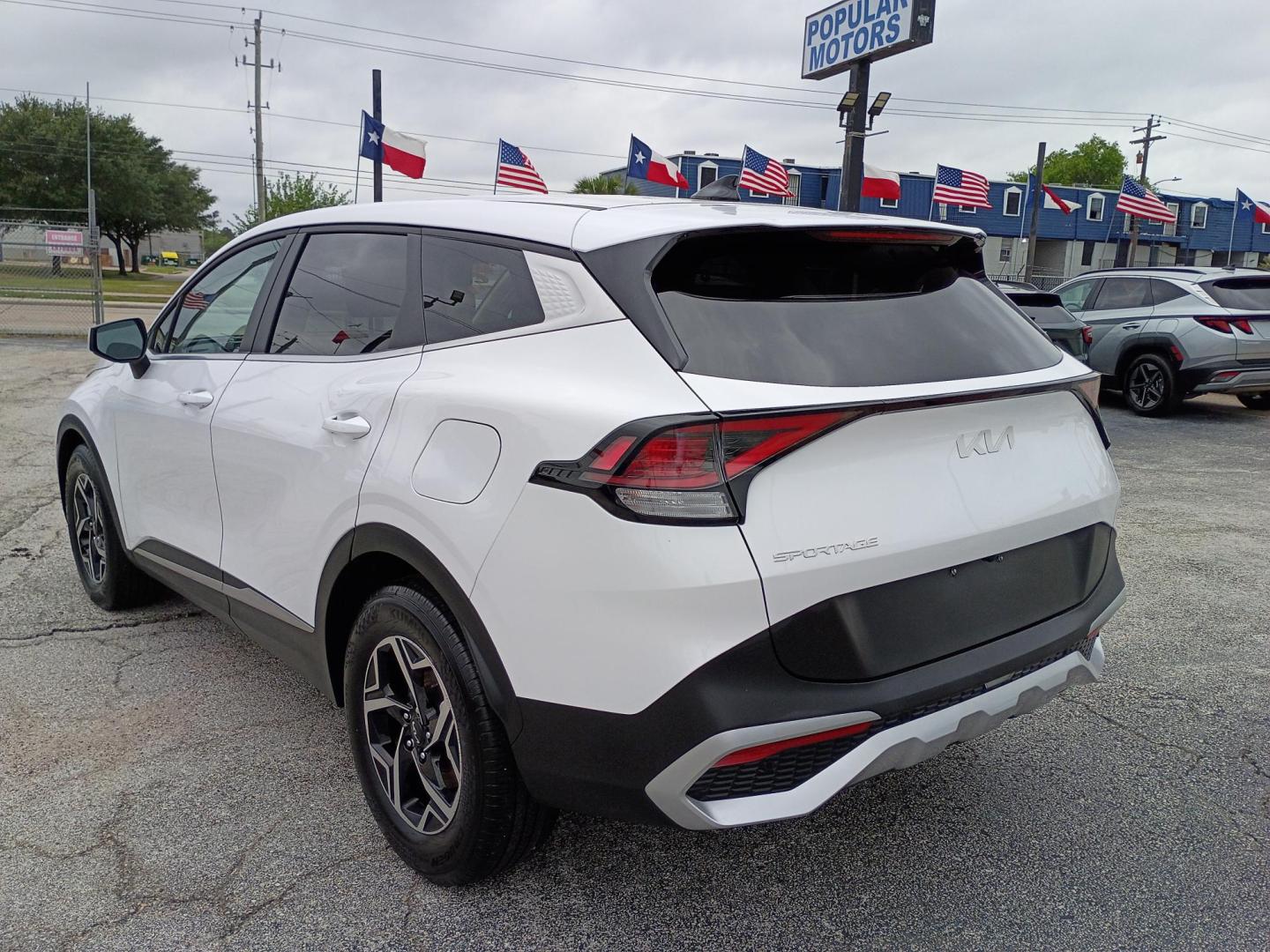 2025 Silver /Black Kia Sportage LX (5XYK23DF9SG) with an 2.5L V6 DOHC 24V engine, 8A transmission, located at 1842 Wirt Road, Houston, TX, 77055, (713) 973-3903, 29.805330, -95.484787 - Photo#2