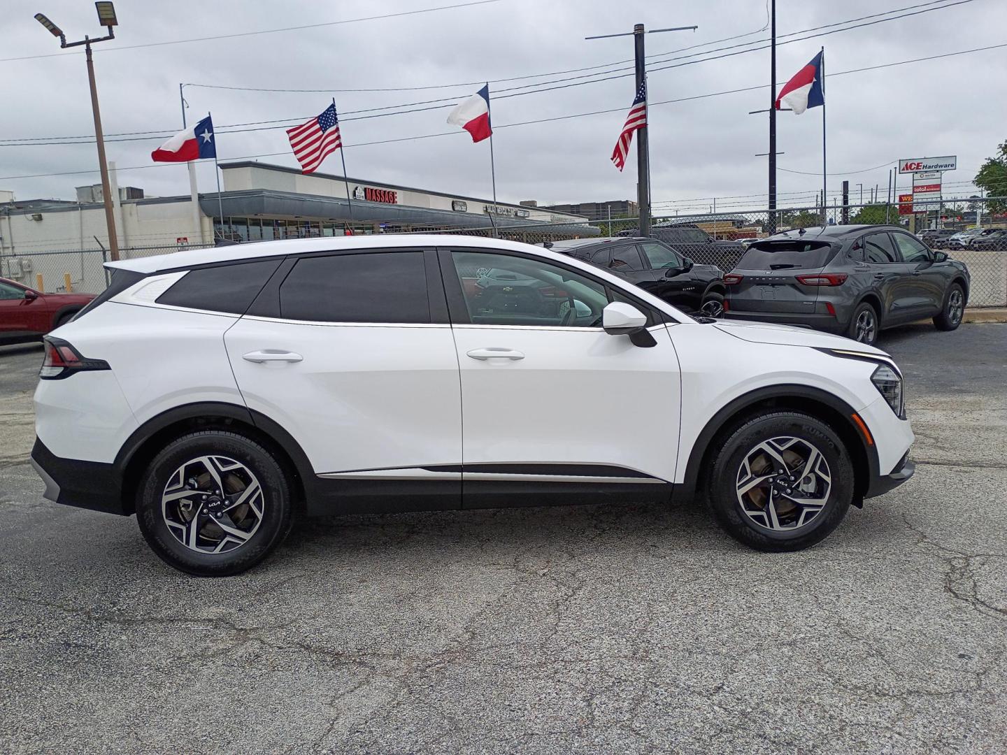 2025 Silver /Black Kia Sportage LX (5XYK23DF9SG) with an 2.5L V6 DOHC 24V engine, 8A transmission, located at 1842 Wirt Road, Houston, TX, 77055, (713) 973-3903, 29.805330, -95.484787 - Photo#5