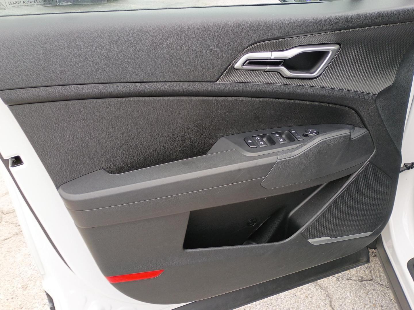 2025 Silver /Black Kia Sportage LX (5XYK23DF9SG) with an 2.5L V6 DOHC 24V engine, 8A transmission, located at 1842 Wirt Road, Houston, TX, 77055, (713) 973-3903, 29.805330, -95.484787 - Photo#9