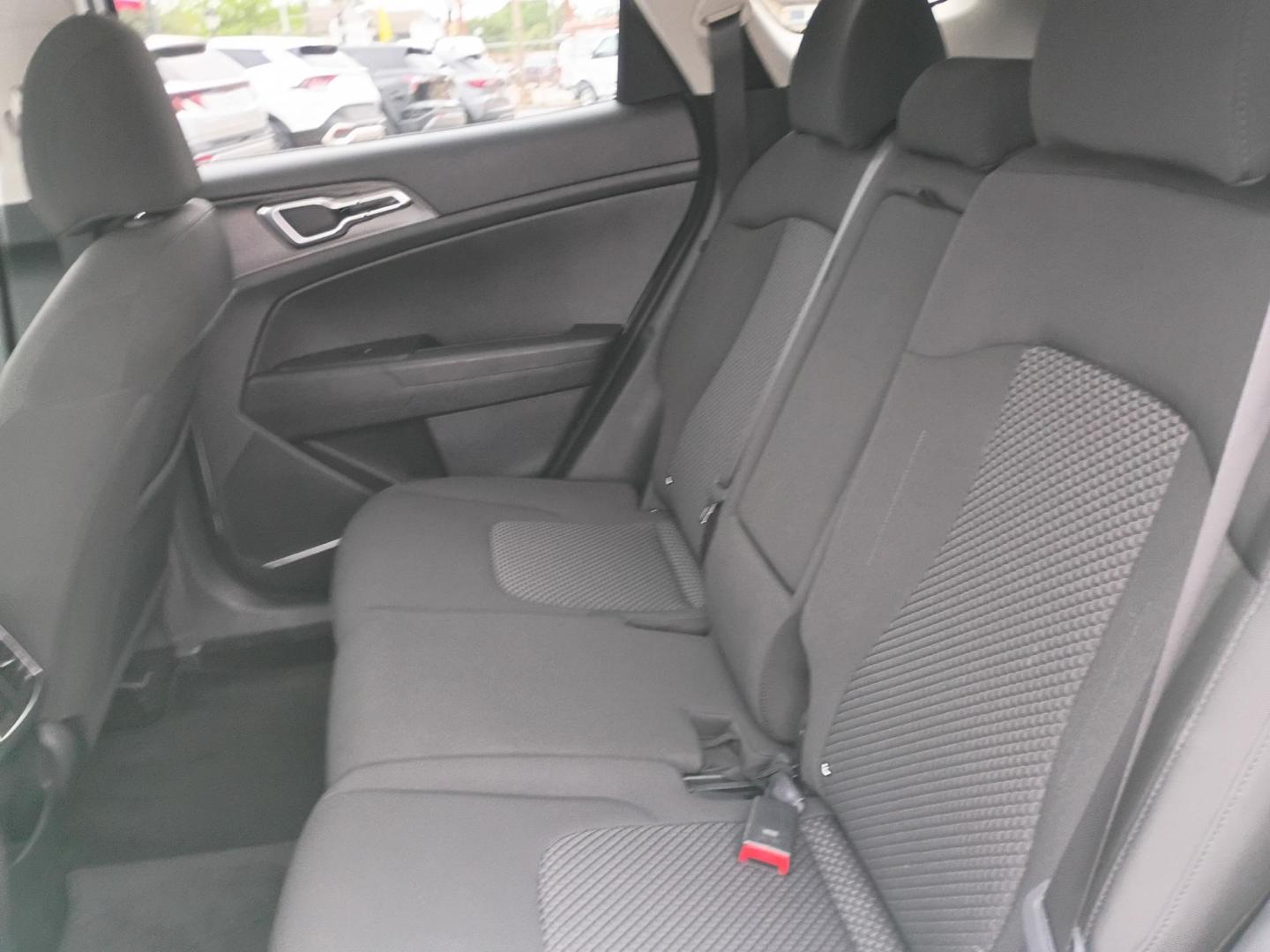 2025 Silver /Black Kia Sportage LX (5XYK23DF9SG) with an 2.5L V6 DOHC 24V engine, 8A transmission, located at 1842 Wirt Road, Houston, TX, 77055, (713) 973-3903, 29.805330, -95.484787 - Photo#10